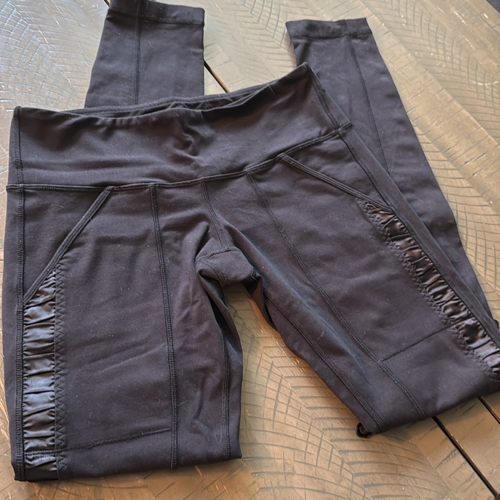 Lululemon leggings ((8) - Picture 1 of 7